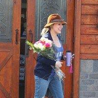 Pregnant Hilary Duff receives flowers from a paparazzo | Picture 88891